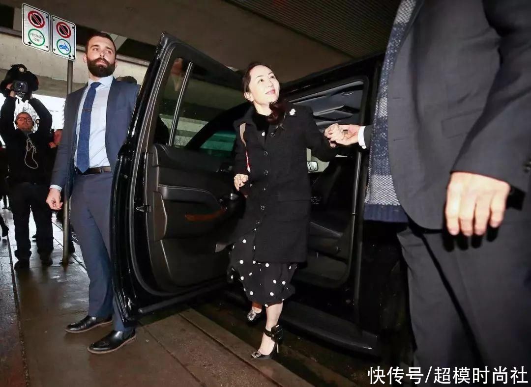 孟晚舟穿黑色大衣低调现身，戴钻石烟火胸针，气场变得自信张扬