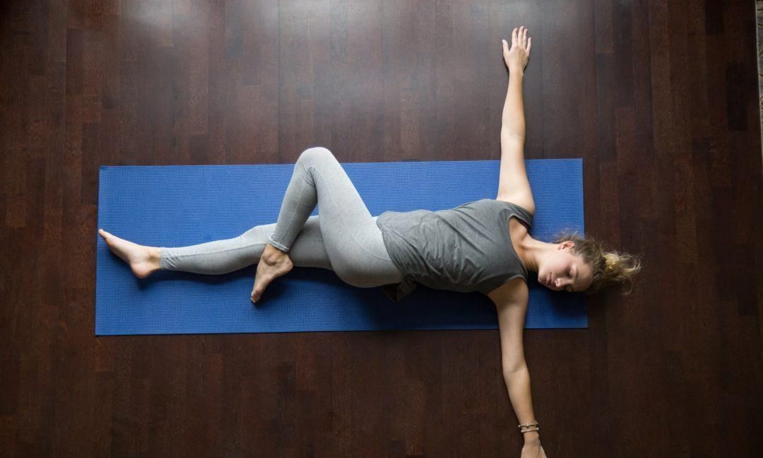 瑜伽|早晨5个瑜伽动作可床上练习,疏通经络,排毒养颜,做个元气少女