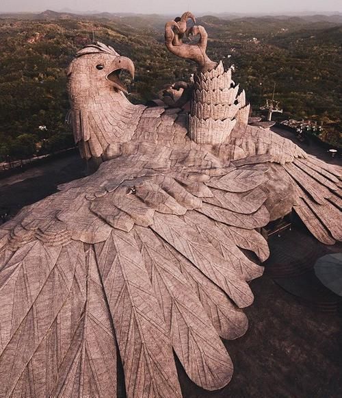 公尺|用10年完成朝天巨鹰引各国游客朝圣61公尺成世界最大鸟类雕塑