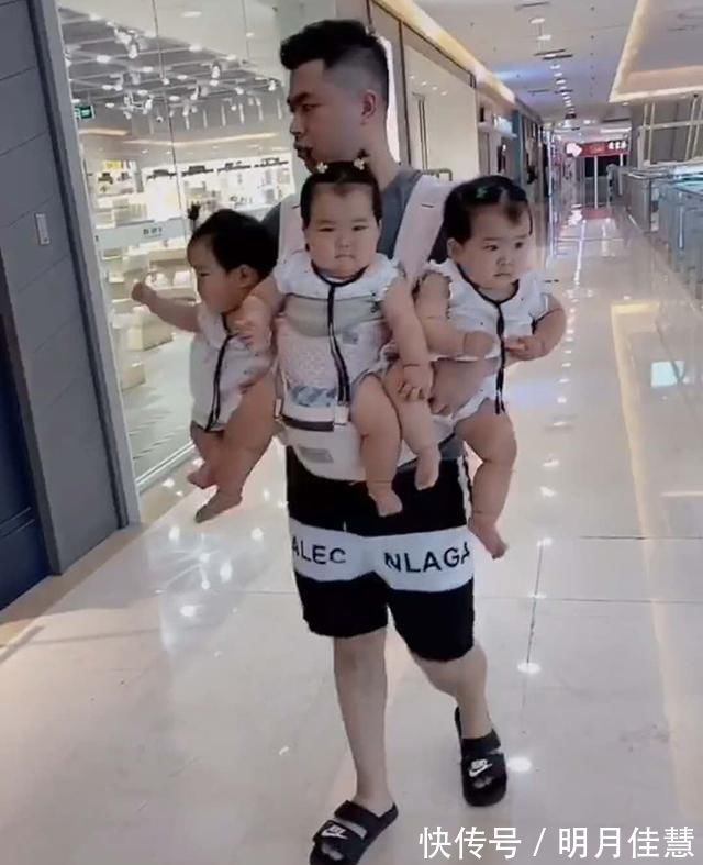 宝妈|爸妈带仨娃逛商场,爸爸怀抱成必争之地,妈妈坐小推车不香吗