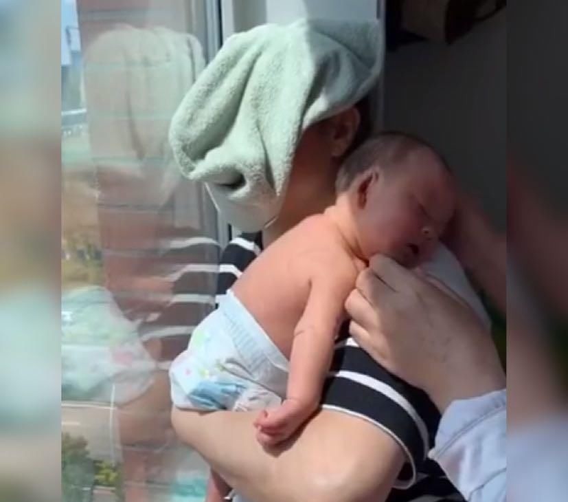 新生儿黄疸|奶奶跟姥姥为给娃去黄疸,晒太阳的姿势火了,网友真的是太拼了