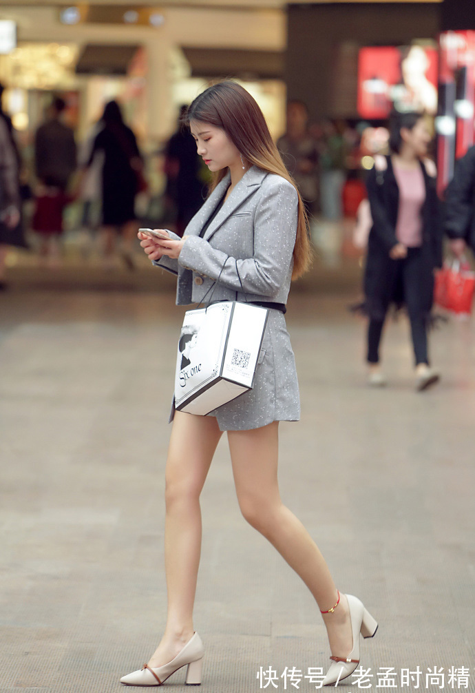 开衫|街拍,开衫毛衣内搭米色连衣裙,时髦又有女人味!