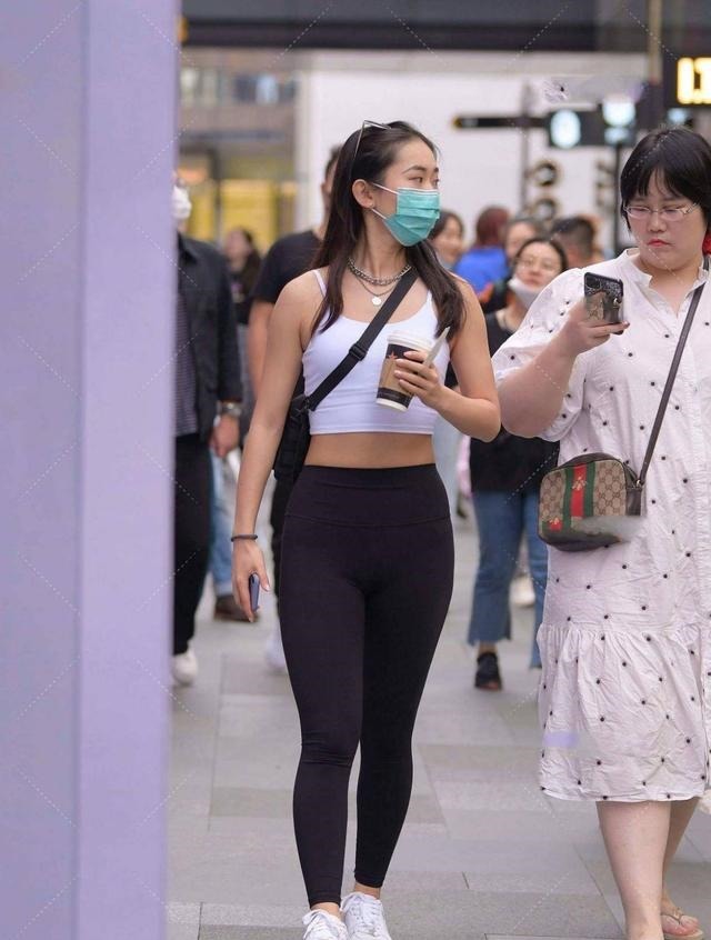 小姐姐 短款上衣如何搭配才能不出错这些小技巧,可以收藏哦!