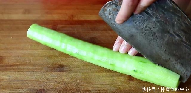黄瓜自从学会这样做，我家都不买肉了，简单下饭，比吃肉还过瘾！