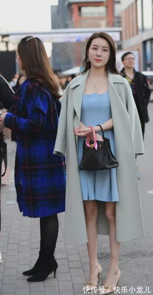 蔷薇 淡蓝色连衣裙配呢大衣,清新优雅穿搭,小姐姐气质优雅又知性