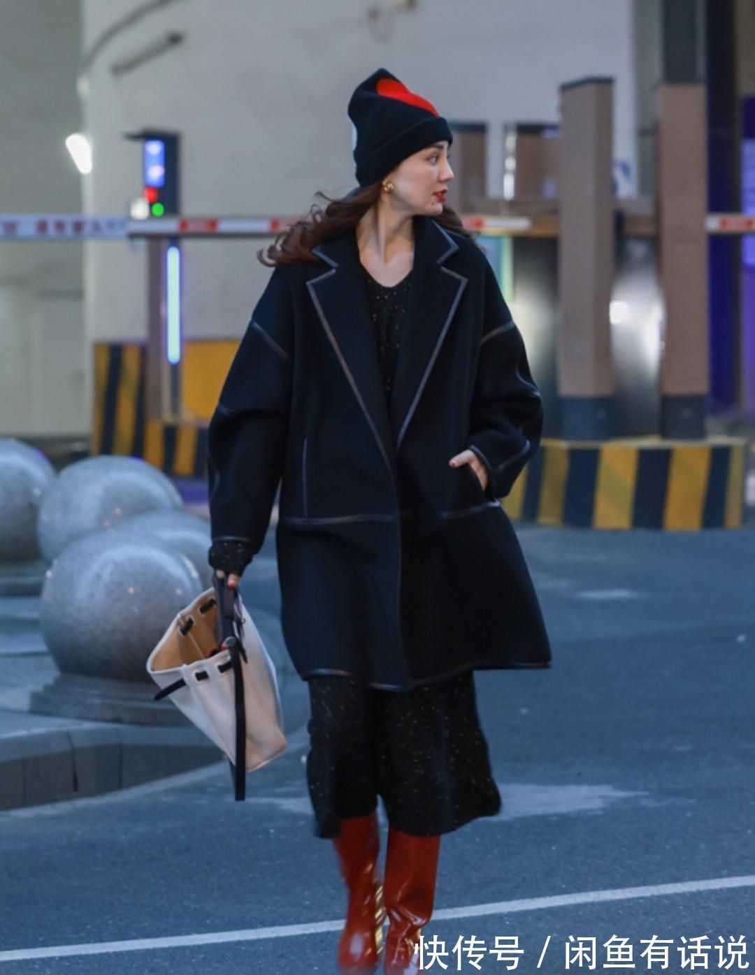 沉闷 又被“黑大衣”惊艳了,45岁博主的这3套配色,贵妇少女随心切换