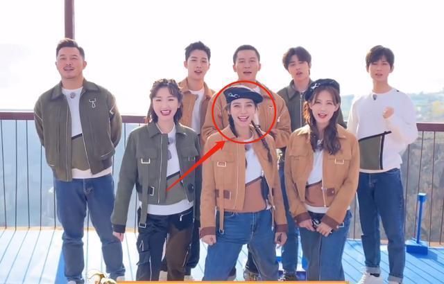 同是迈腿唱歌，看清baby与李一桐的站姿，女汉子女神的区别很明显