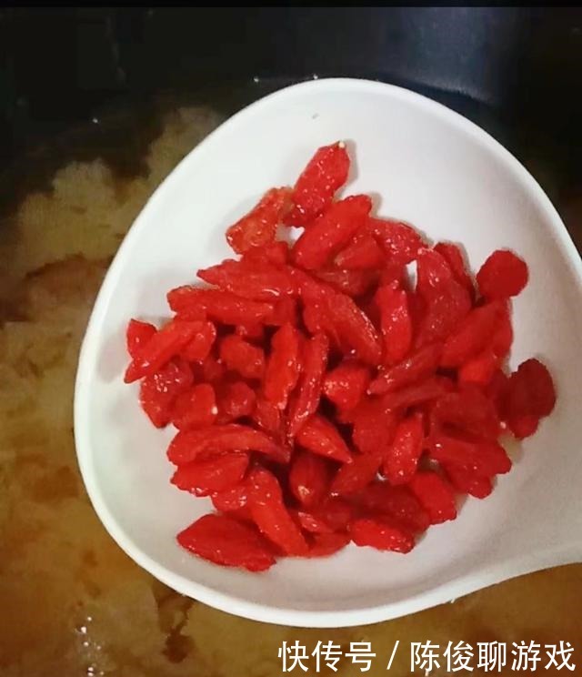 它是“穷人的燕窝”,女人2天吃1次,皮肤光滑,40岁似少女