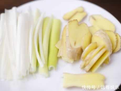 清蒸鲈鱼时,只加葱姜是不对的,用上1招,鲈鱼鲜香入味还不腥