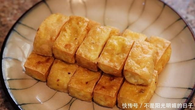 豆腐炸一炸,再和大葱拌一拌,没想到这么好吃,上桌惊艳了全家人