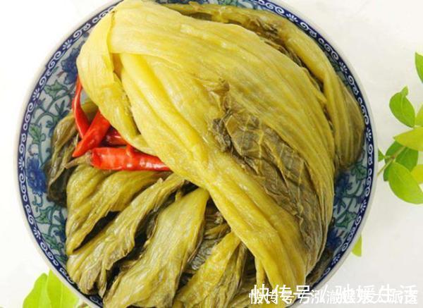 腌酸菜只加清水难怪容易坏,加点秘密武器,酸菜入味易保存