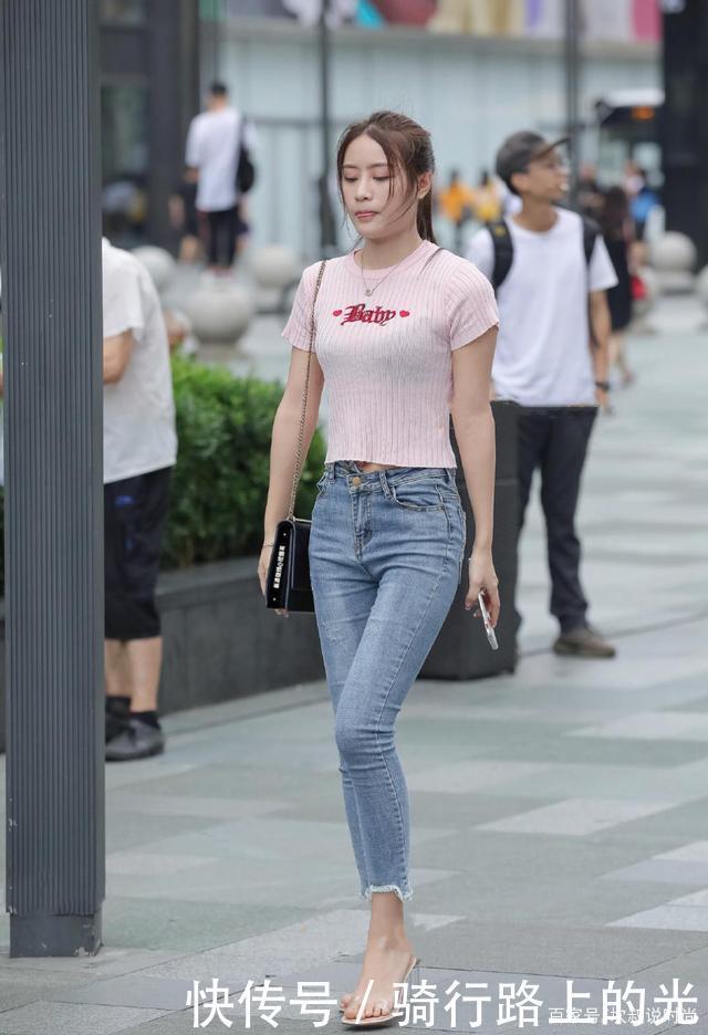 粉色针织衫减龄又好看,搭配牛仔更显高挑,宛如邻家阳光小妹妹