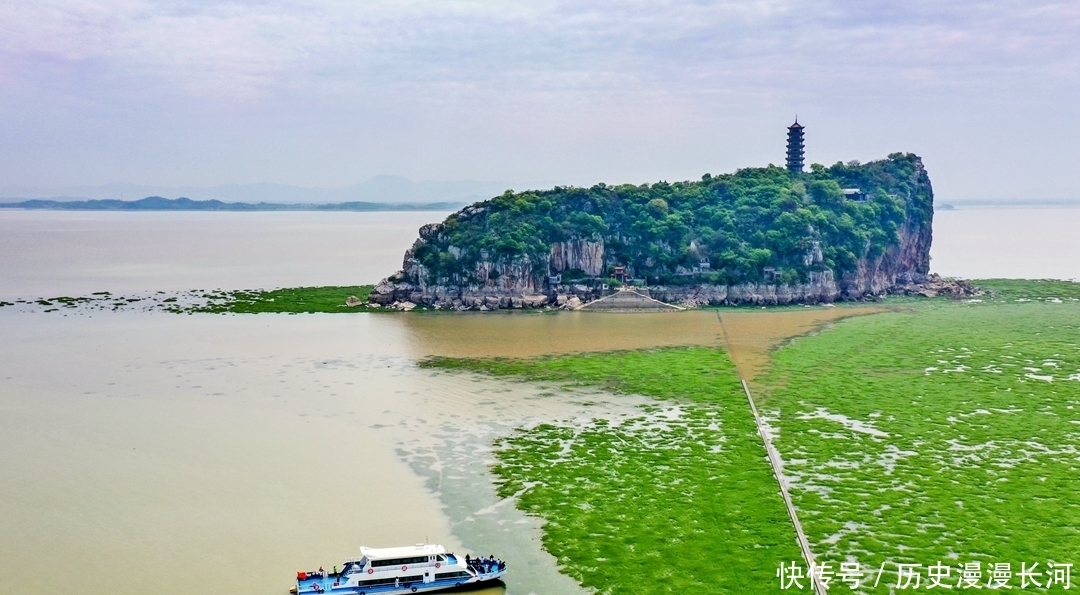 江西九江有两座怪山，一座经常发出钟鸣声，一座像遗落湖里的鞋子