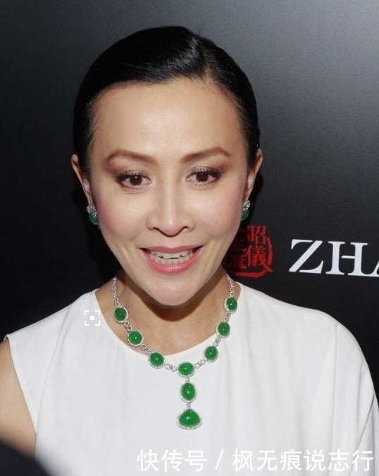 |刘嘉玲早期出席活动,黑天鹅造型抢镜,真是既搞笑又可爱呢!