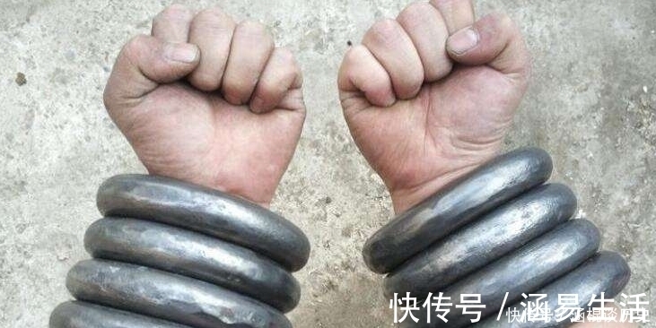 剧照|浅谈梁坤的实战能力,双臂能挂6名壮汉,走数十步面不改色!