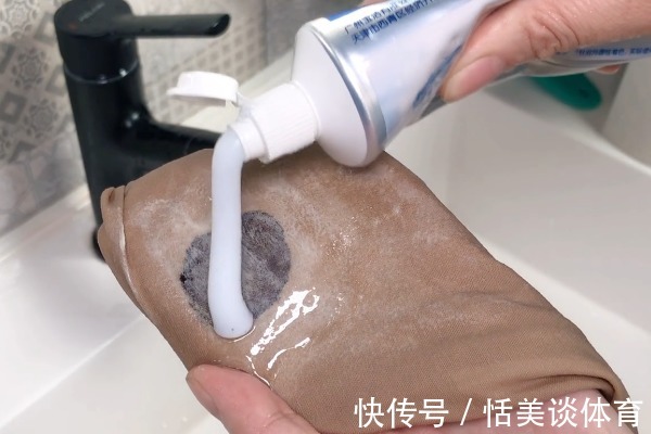 床单沾上“血渍”难清洗？教你一招，新老血渍轻轻一搓就掉，真棒