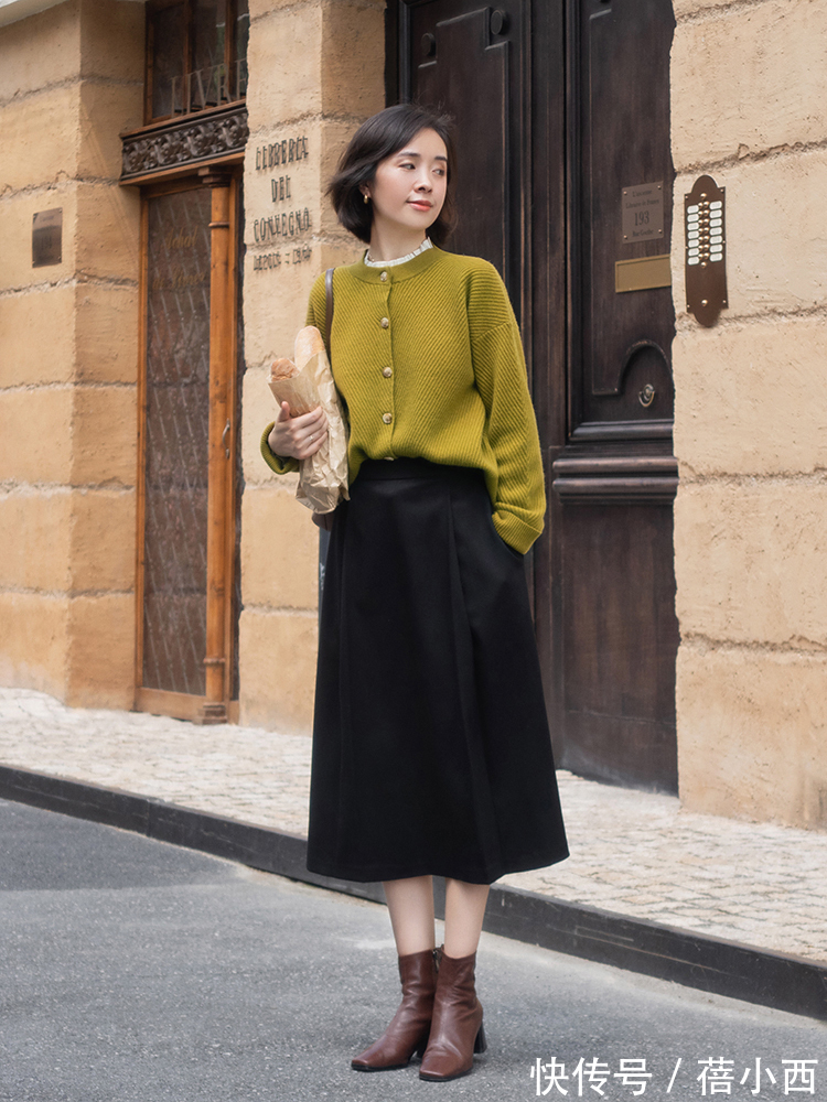 早冬|早冬如何穿才优雅?搭配组合“针织开衫+半身裙”,内搭外穿都美