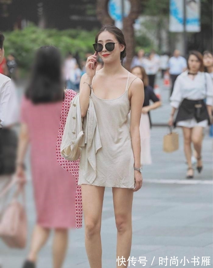 自由|俏皮的连衣裙美女,穿出了“不羁放纵”爱自由的感觉