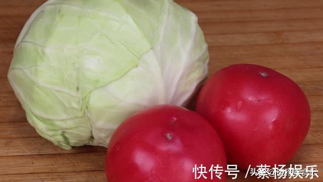 小葱|一个包菜加2个番茄,简单一做,原来这么好吃,营养又美味,真香