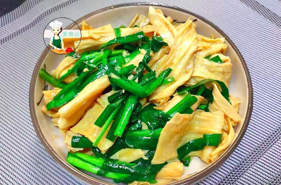 此两样素菜一起炒，不放肉也很鲜美，蛋白质是猪肉4倍，孩子爱吃