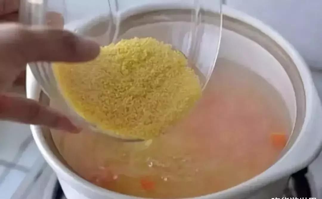 熬小米粥时,只加水是不行的,多加这样“东西”,米油多还分层