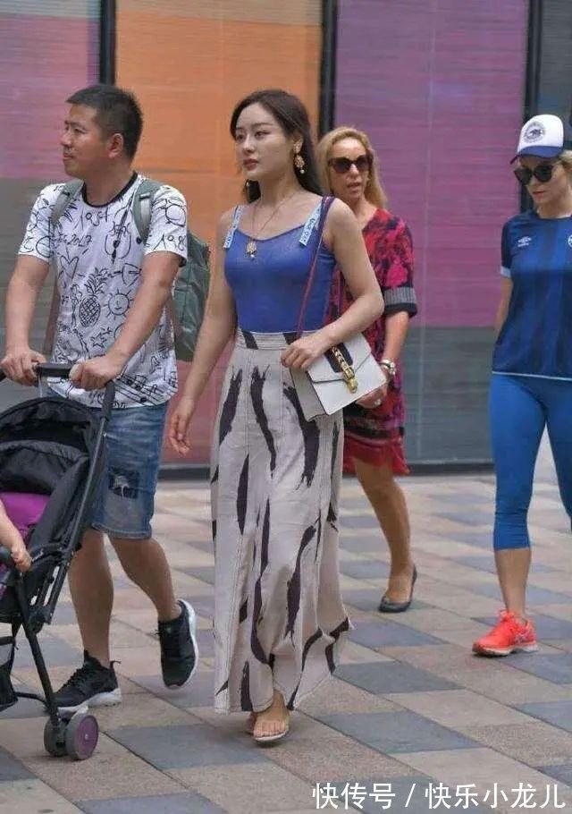 色系 蓝色吊带搭配黑白打底裤,色调差异,不会显得沉闷