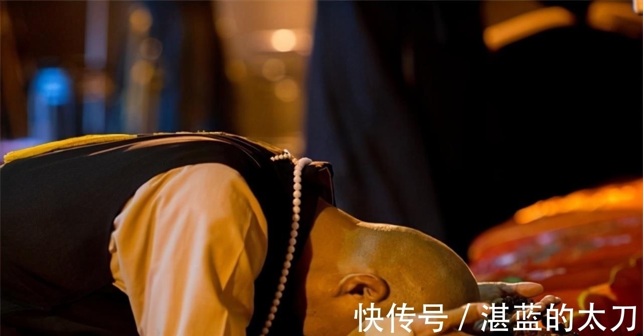 父亲#父亲去世后,孝子将遗体塑金身摆家里供奉,全村无人敢去串门