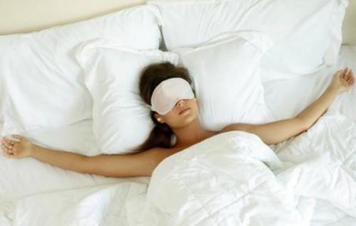 睡眠|晚上总睡不着怎么办？睡前少做3事，1种果仁泡水喝，帮助缓解失眠