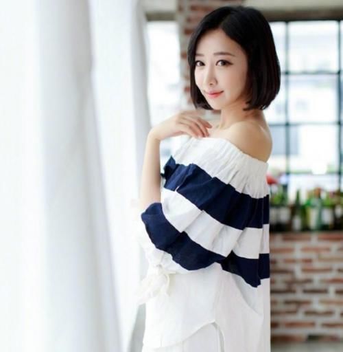 美女穿搭:时尚性感的紧身裙,充满了十足的韵味,隐形魅力和气质