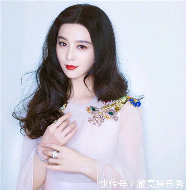 女人戴“手镯”还是“手表”好看？三个理由告诉你，戴错很尴尬！