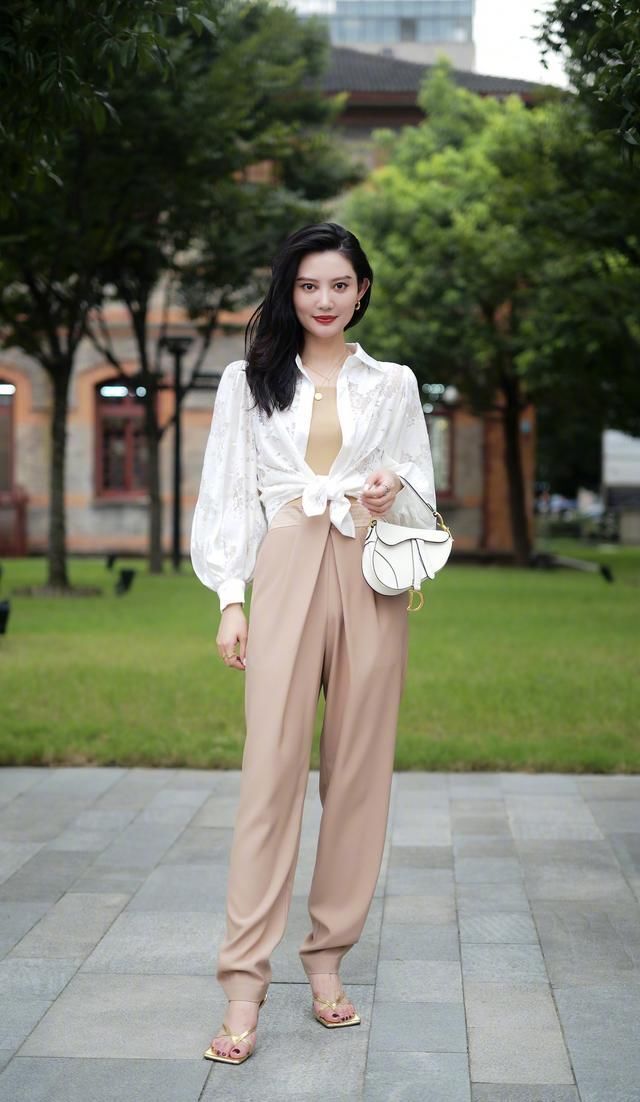 依然|立秋了,天气依然很炎热,美女选择高跟凉拖鞋出街,清凉又显身材