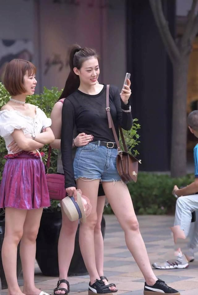 慵懒的打底裤尽显优美的飘逸感，轻松展现出优雅范儿，简约又干练