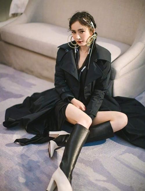 奔五的女人，穿衣不要太繁琐！初冬学会这样搭，越简单越高级