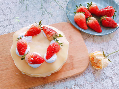 想吃蛋糕在家做，不用烤箱，简单实惠，60块钱能做两个，好看好吃