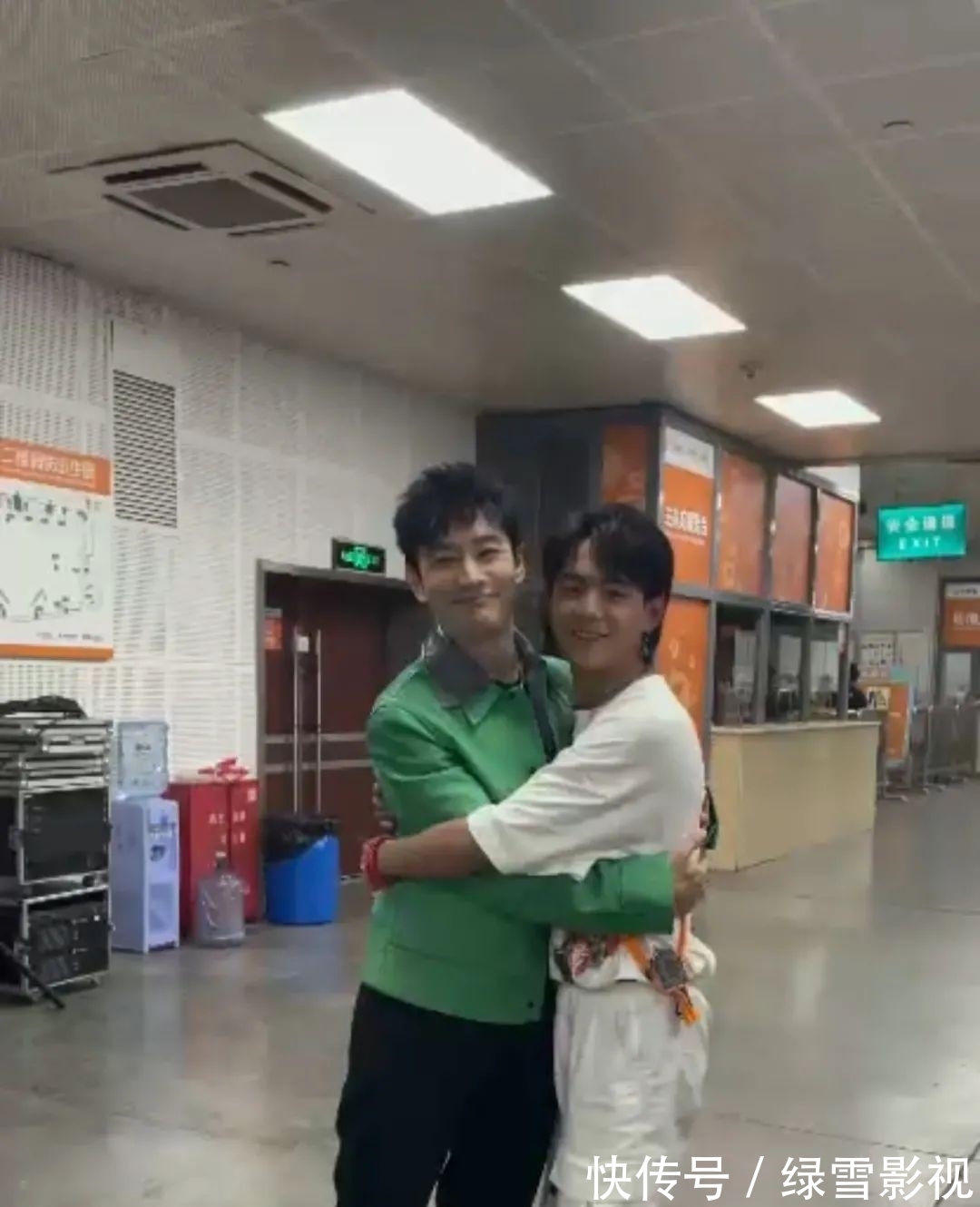 大张伟|芒果台晚会看点大赏:黄晓明深情献唱,大张伟欢乐蹦跳,杨倩比心