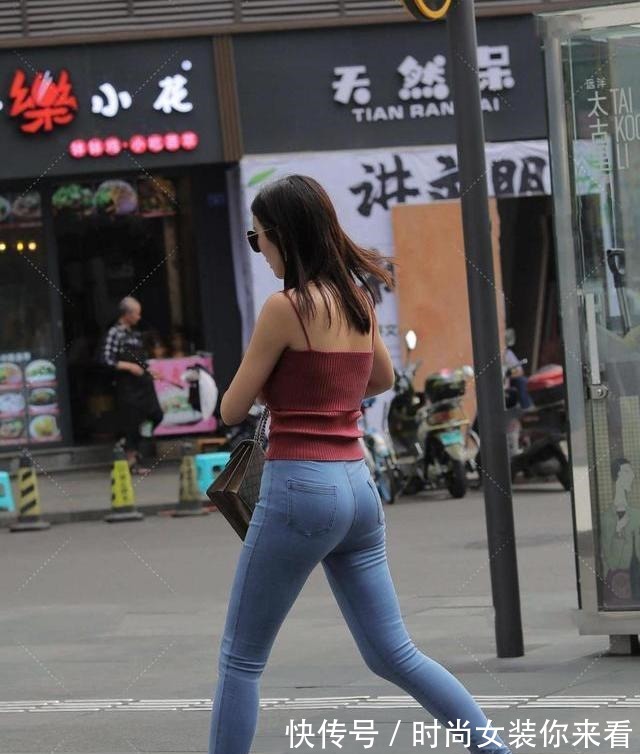 面料 红色背心，搭配牛仔裤，时尚大气！