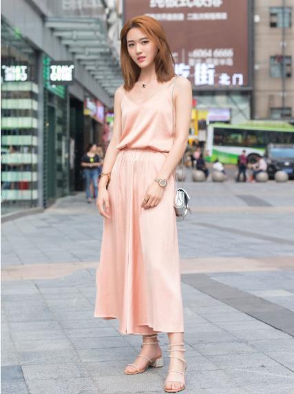 舒适|粉色冰丝连体裙搭配绷带高跟鞋,贴身舒适,个性十足