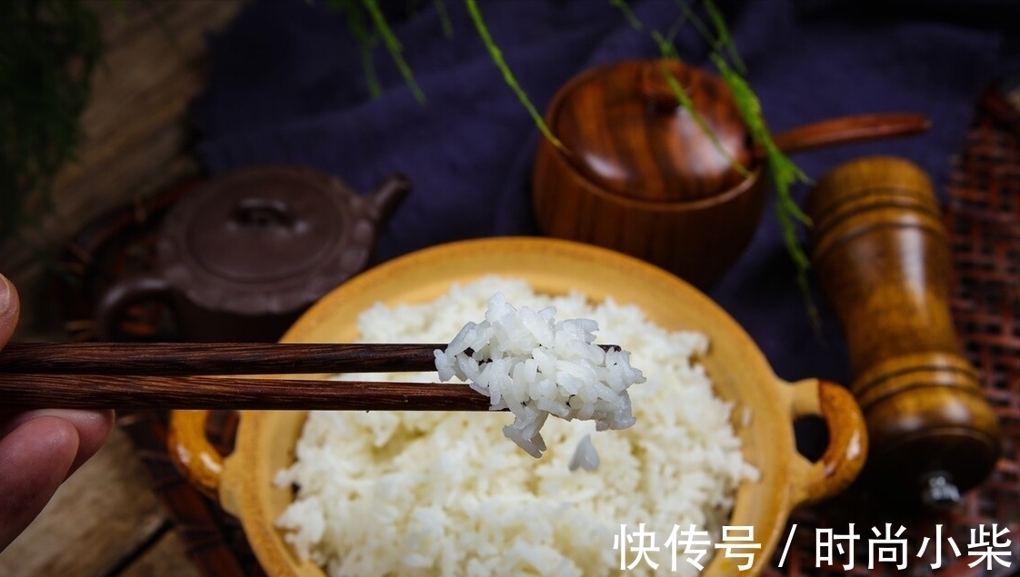 家常|家常煮米饭,直接加水下锅是错的,牢记2个窍门,米饭更香更软糯