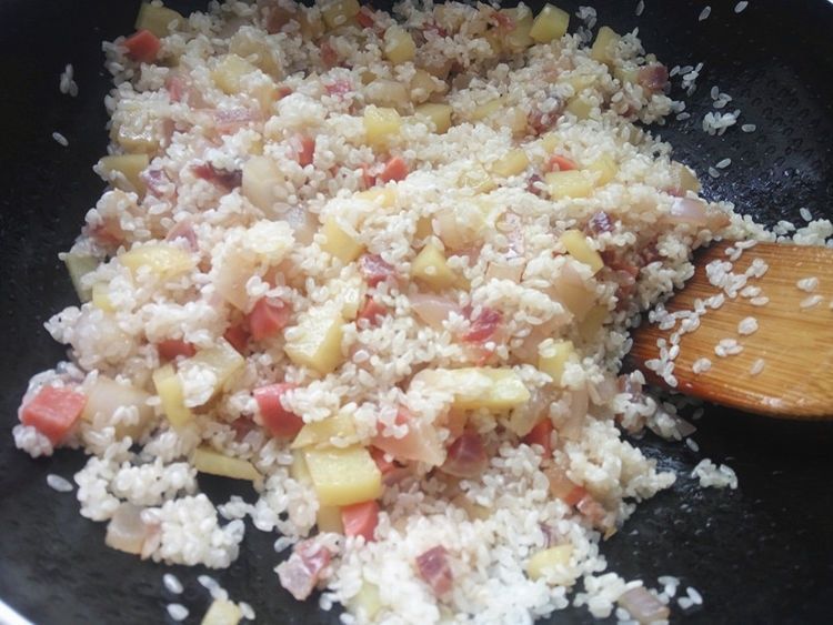 电饭锅也能做出来美味的腊肉饭，鲜香美味，有菜有肉