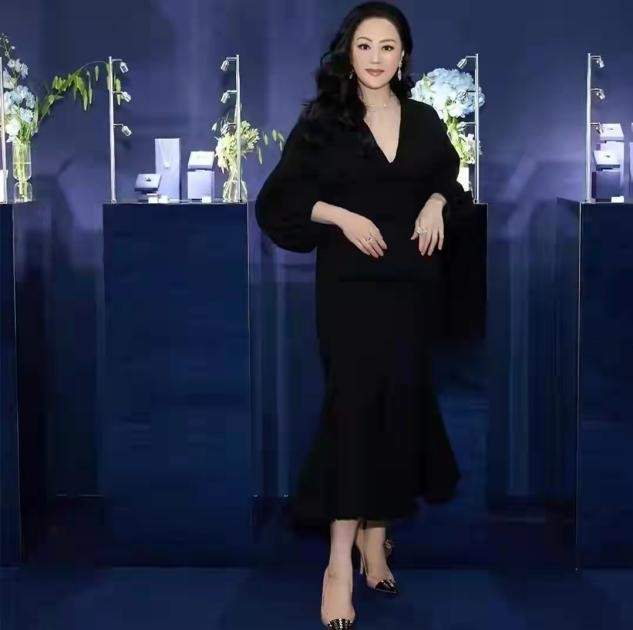 风味感|章小蕙戴30克拉鸽子蛋站台,浑身珠宝太耀眼,都顾不上看身材了