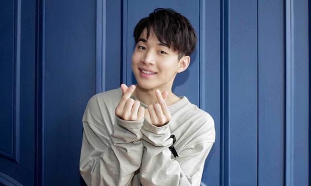 因没观众缘，被何炅黄磊踢出群聊，却在国外被万人追捧！