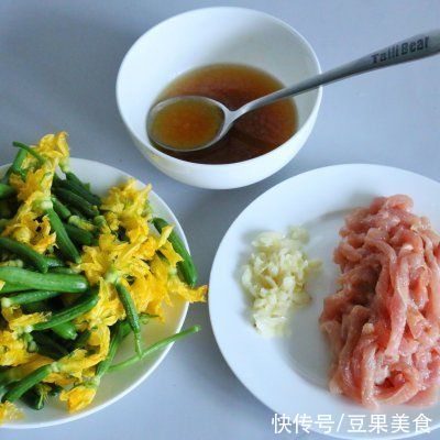 青瓜花炒瘦肉|#我为奥运出食力# 青瓜花炒瘦肉，脆嫩爽口，炒一盘不够吃