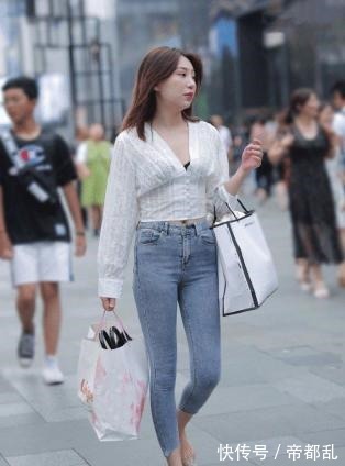 衣品|衣品体现在穿搭上,休闲牛仔裤也能让你美出个性