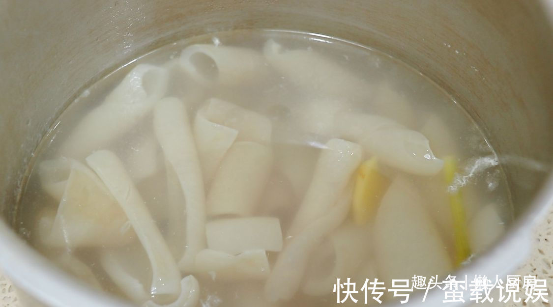 收入|掌握好这些技巧,炸出来的猪皮蓬松,有人凭借着炸猪皮年收入百万