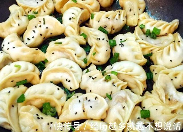 煮饺子时到底“盖不盖”锅盖,很多人做错了,难怪破皮还粘锅!