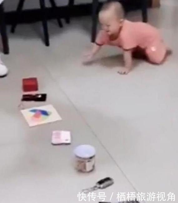 奶奶|让儿子“抓周”,孩子径直爬向这东西,奶奶这下可完了