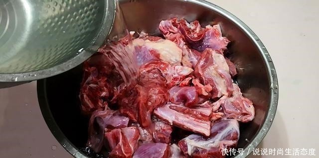 焯水|炖羊肉时,记住“一不要二不放”,羊肉不腥不膻也不柴,羊汤鲜美