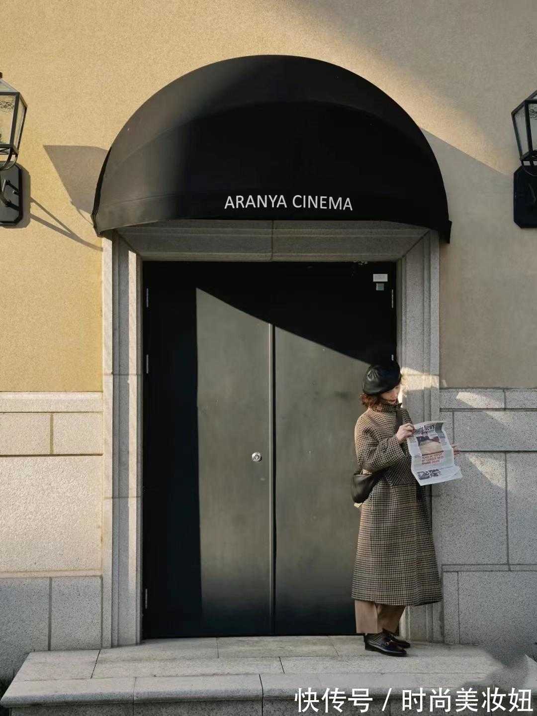 打底裤 五六十岁的女人,冬季可以多穿长大衣,优雅减龄还高级洋气