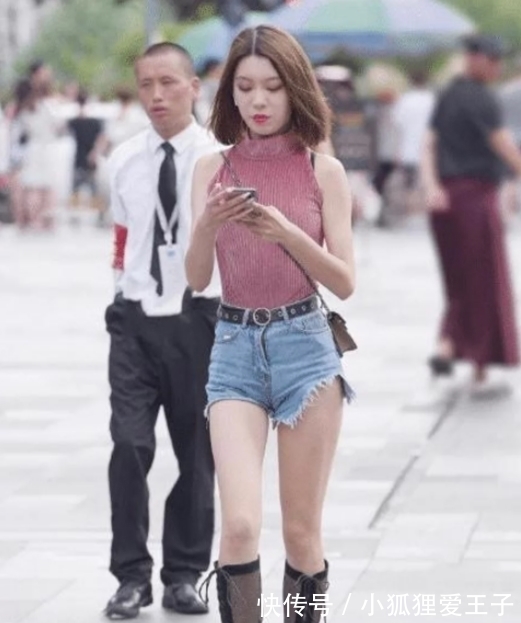 热裤|街拍美女格子衬衣搭配热裤简单又随性