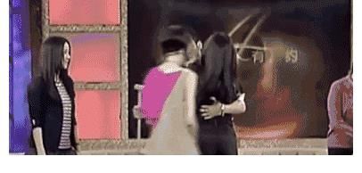 小燕子|有一次，主持人问黄晓明：赵薇和杨颖同时掉水里，你先救谁